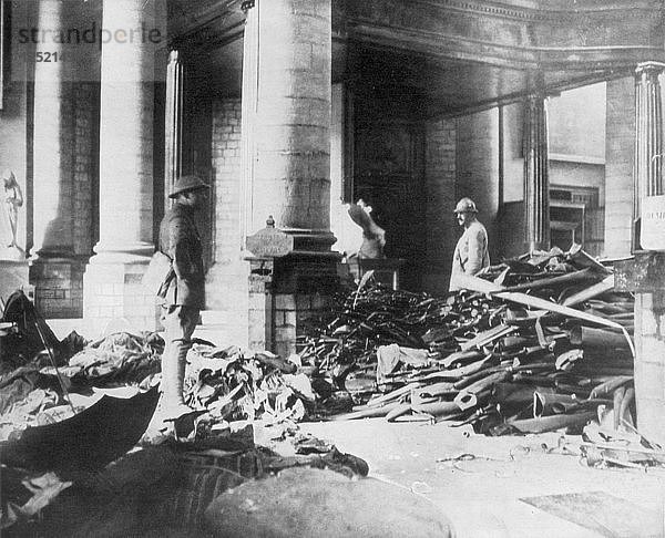 Beschädigung des Innenraums der Kirche von Douai  Frankreich  1918. Künstler: Unbekannt