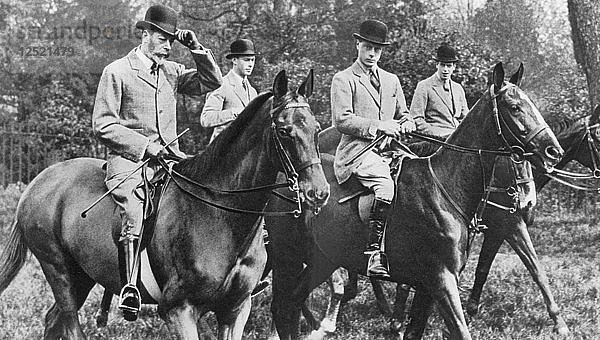 König Georg V. reitet im Windsor Great Park mit seinen Söhnen  um 1930. Künstler: Unbekannt