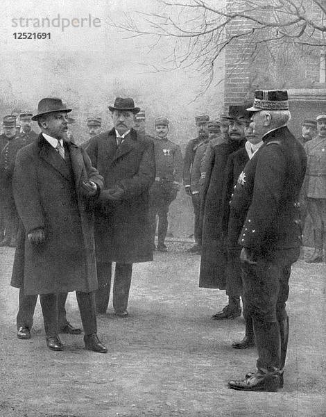Der französische Präsident Raymond Poincare trifft General Joseph Joffre  1914. Künstler: Unbekannt