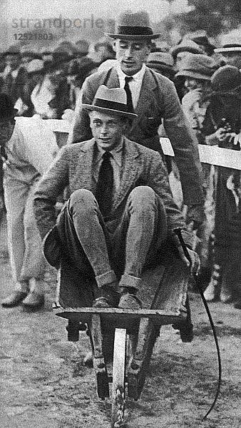 Louis Mountbatten fährt mit seinem Cousin  dem Prinzen von Wales  bei einem Gymkhana auf Malta  1936. Künstler: Unbekannt