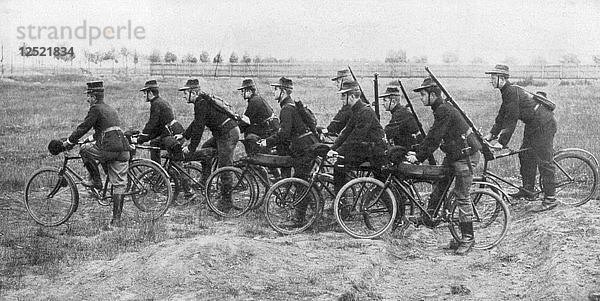 Belgische Fahrradtruppen in Haelen  Belgien  August 1914.Künstler: Montigny
