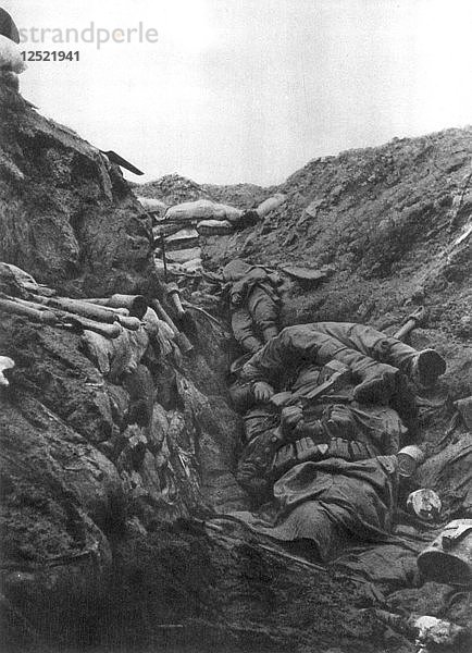 Leichen in einem Schützengraben bei Mort Homme  Verdun  Frankreich  9. April 1916. Künstler: Unbekannt