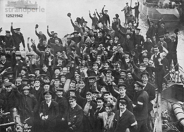 Die Besatzung der HMS Vindictive bei der Feier des Überfalls auf Zeebrügge am 23. April 1918. Künstler: Unbekannt