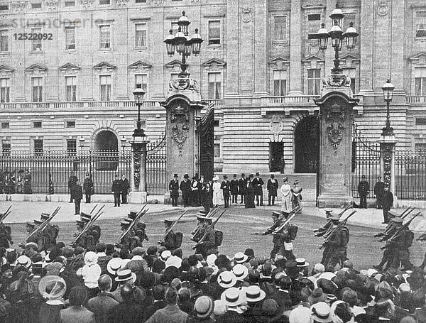 Britische Soldaten marschieren am Buckingham Palace vorbei  London  August 1914. Künstler: Unbekannt