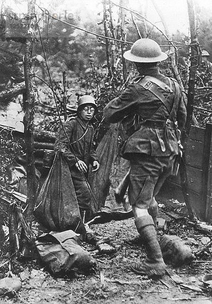 Ein deutscher Soldat kapituliert  Aisne  Frankreich  Erster Weltkrieg  18. Juli 1918. Künstler: Unbekannt