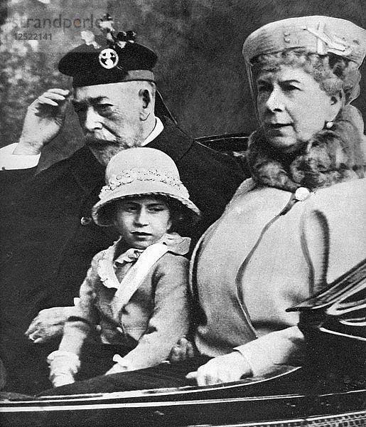 König Georg V. und Königin Mary mit Prinzessin Margaret auf dem Weg zur Kirche  Balmoral  um 1930. Künstler: Unbekannt