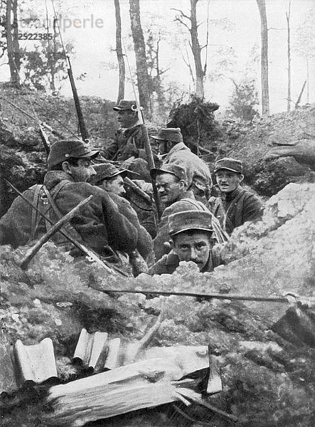 Französische Truppen im Grabensystem von Calonne  Frankreich  Juli 1915. Künstler: Unbekannt