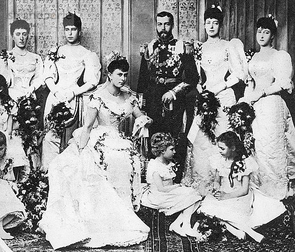 Die Hochzeitsgruppe von König Georg und Königin Mary  6. Juli 1893. Künstler: Unbekannt