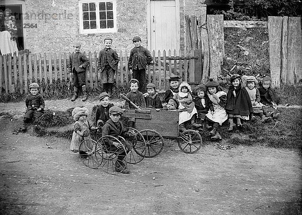 Kinder mit Go-Karts in Greatworth  Northamptonshire  1901. Künstler: Alfred Newton & Söhne