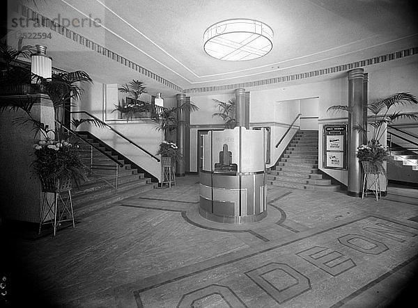 Eingangsfoyer des Odeon-Kinos  Chingford Mount  London  um 1935. Künstler: J. Maltby