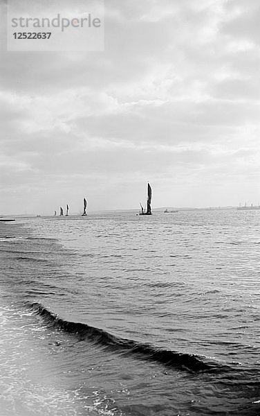 Eine Reihe von Themse-Segelschiffen  Gravesend Reach  Kent  ca. 1945-c1965. Künstler: SW Rawlings