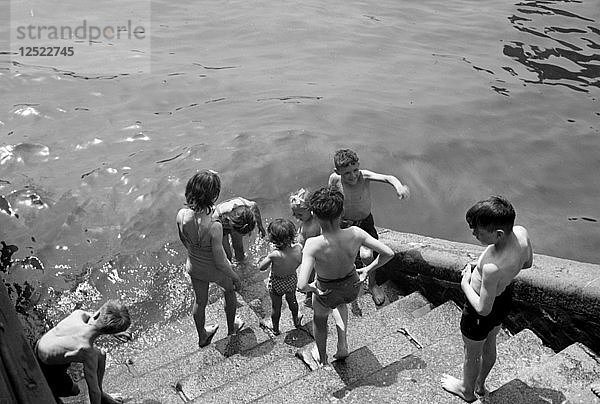 Kinder beim Baden in der Themse  Tower Pier  Stepney  London  ca. 1945-c1965. Künstler: SW Rawlings