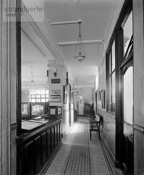 Ein Korridor in den Büros der Rechtsschutzversicherung im Thames House in The Strand  London  1921. Künstler: Bedford Lemere und Unternehmen