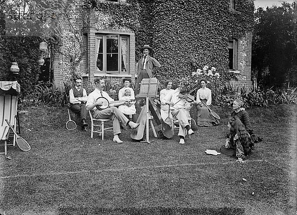 Musizierende Menschen in einem Garten  ca. 1896-c1920. Künstler: Alfred Newton & Söhne
