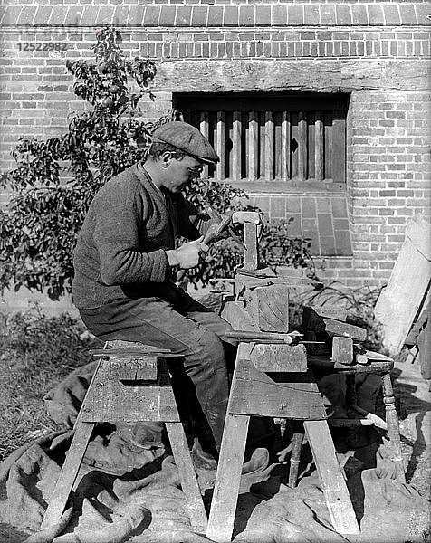Ein Handwerker formt einen Ziegelstein auf einer Bank in Great Dixter  Northiam  East Sussex  1919. Künstler: Nathaniel Lloyd