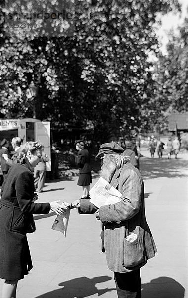 Zeitungsverkäufer  London  ca. 1945-c1965. Künstler: SW Rawlings