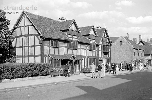 Literarische Pilger im Haus William Shakespeares  Stratford-upon-Avon  Warwickshire  ca. 1945-c1965. Künstler: SW Rawlings