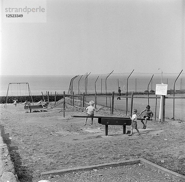 Spielplatz für Kinder  Hunstanton  Norfolk  1950er Jahre. Künstler: Hallam Ashley