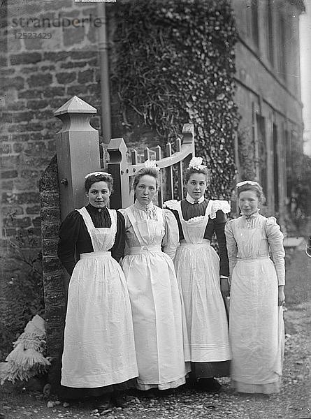 Dienstmädchen im Church House  Charwelton  Northamptonshire  1903. Künstler: A Newton
