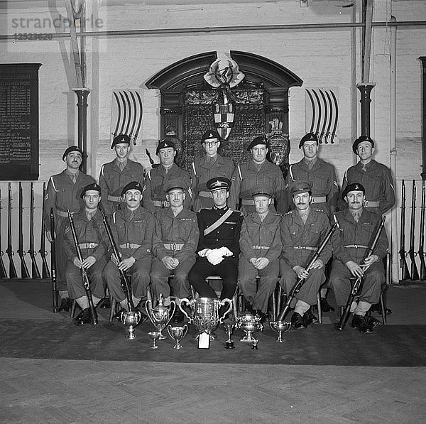 Soldaten und ihr Offizier vor dem Kriegerdenkmal der Honourable Artillery Company  ca. 1945-c1965. Künstler: SW Rawlings