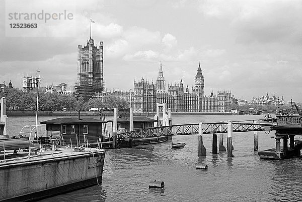 Blick über die Themse in Richtung Westminster  London  ca. 1945-c1965. Künstler: SW Rawlings