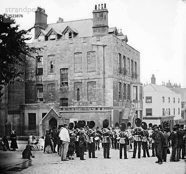 Band der Grenadier Guards spielt in Windsor  ca. 1870-c1900. Künstler: York & Sohn