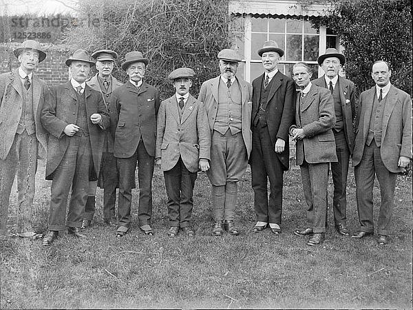 AC-Gruppe versammelt in Agmerhurst bei Northiam  East Sussex  1919. Künstler: Nathaniel Lloyd