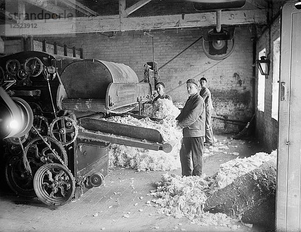 Arbeiter in der Earleys Blanket Factory  Witney  Oxfordshire  ca. 1860 bis 1922. Künstler: Henry Taunt