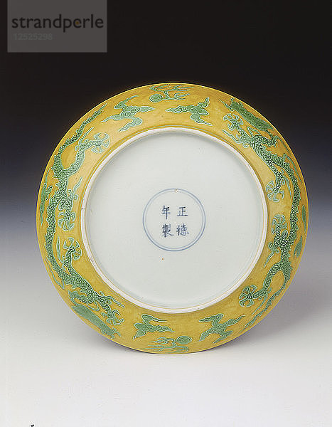 Gelbe Untertasse mit Drachen in grünem Email  Zhengde-Periode  Ming-Dynastie  China  1506-1521. Künstler: Unbekannt