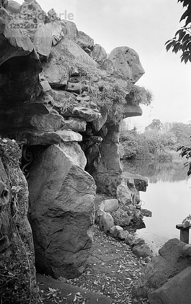 Grotte in Ascot Place  Winkfield  Berkshire  1945. Künstler: Eric de Maré