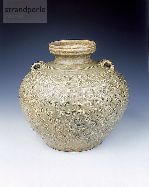Yue-Steinzeugkrug mit eingeprägtem Muster  Östliche Han-Dynastie  China  2.-3. Jahrhundert. Künstler: Unbekannt