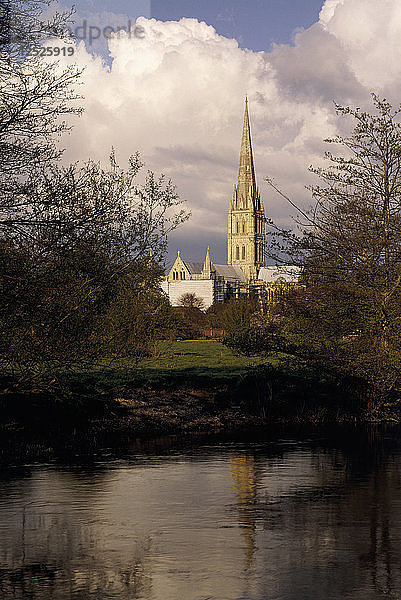 Die Kathedrale von Salisbury von Südwesten  Salisbury  Wiltshire  1999. Künstler: Unbekannt