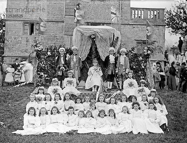 Blumenfest  Chipping Campden  Gloucestershire  1897. Künstler: Henry Taunt