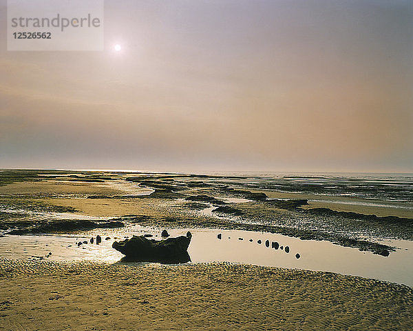 Sonnenuntergang  Holme Next the Sea Timber Circle (Sea Henge)  Norfolk  1999. Künstler: Unbekannt