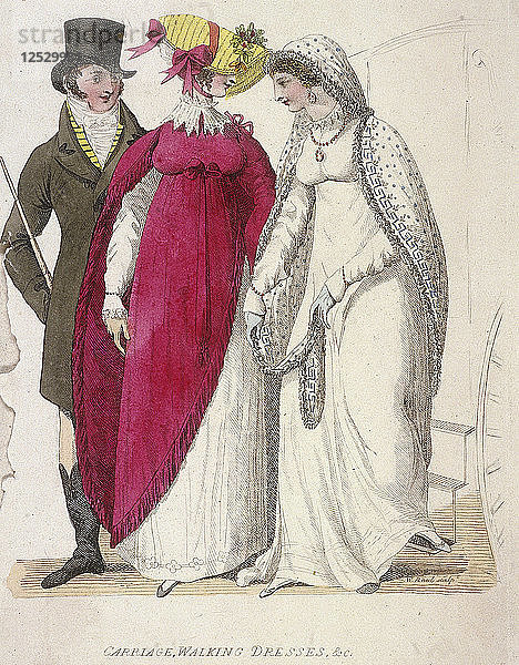 Zwei Frauen in Wanderkleidern  begleitet von einem Mann  um 1810. Künstler: W Read