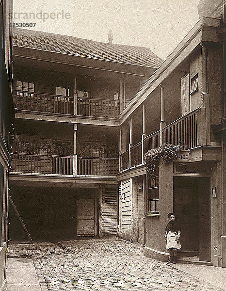 Old Bell Inn  Holborn  London  1884. Künstler: Henry Dixon