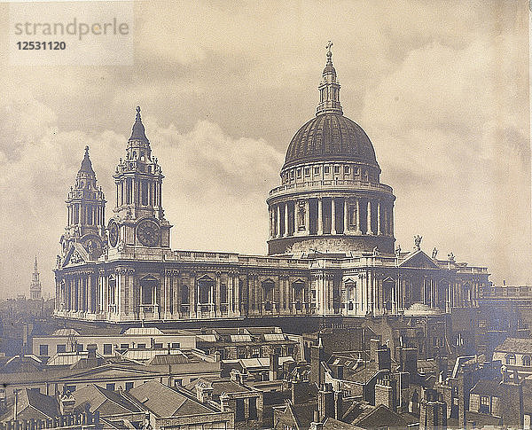 Südwestansicht der St. Pauls Cathedral  City of London  über die Dächer hinweg  um 1895. Künstler: Anon