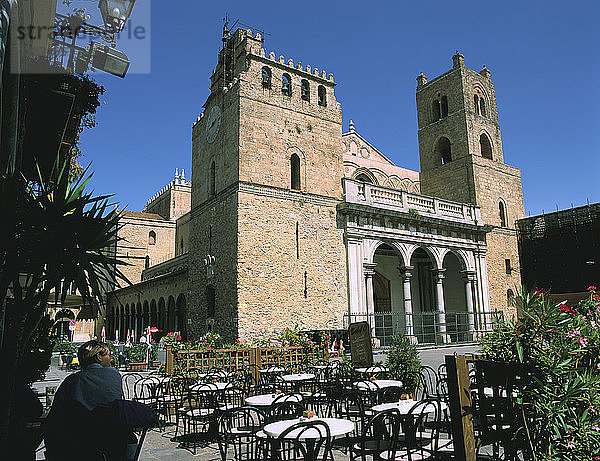 Kathedrale und Cafe  Monreale  Sizilien  Italien