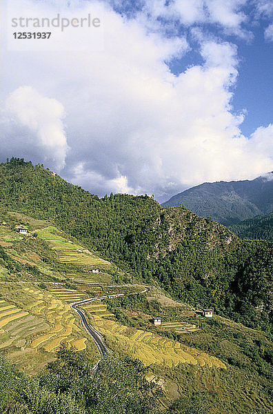 Straße von Puntsholing nach Paro  Bhutan.