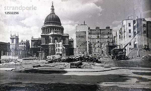 Ansicht des Ostteils von St. Pauls mit Luftangriffsschäden in der Umgebung  London  um 1941. Künstler: Anon