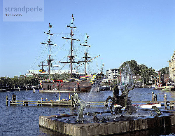 Nachbildung des niederländischen Ostindienschiffs im Scheepvaart Museum  Amsterdam  Niederlande