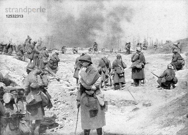 Ein Bataillon im Anmarsch auf die Front  Mont Pertois  Frankreich  Erster Weltkrieg  20. April 1917. Künstler: Unbekannt