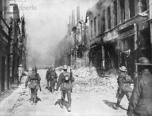 Eine Patrouille der britischen Armee  Cambrai  Frankreich  Erster Weltkrieg  9. Oktober 1918. Künstler: Unbekannt