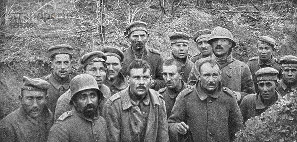 Gefangene in einem Loch  Reims  Erster Weltkrieg  April 1917. Künstler: Unbekannt