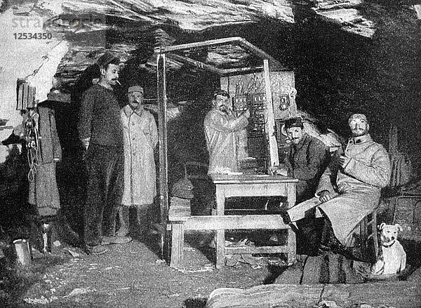 Ein französischer Telefonposten in einer Höhle  Frankreich  Erster Weltkrieg  1915. Künstler: Unbekannt