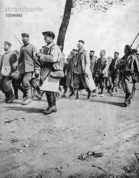 Deutsche Gefangene in der Zweiten Schlacht von Artois  Frankreich  Erster Weltkrieg  1915. Künstler: Unbekannt