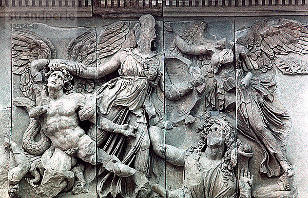 Detail aus dem großen Fries des Pergamonaltars  180-159 v. Chr. Künstler: Unbekannt