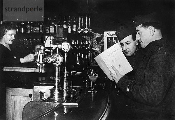 Zwei französische Soldaten auf Urlaub in einem Café  ca. 1939-1940. Künstler: Unbekannt
