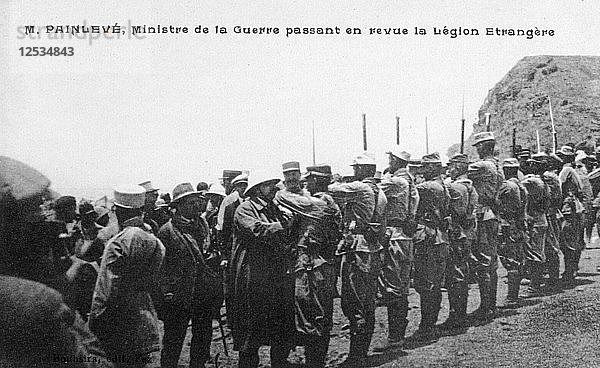 Paul Painlevé bei der Überprüfung von Truppen der französischen Fremdenlegion  Marokko  um 1926. Künstler: Unbekannt