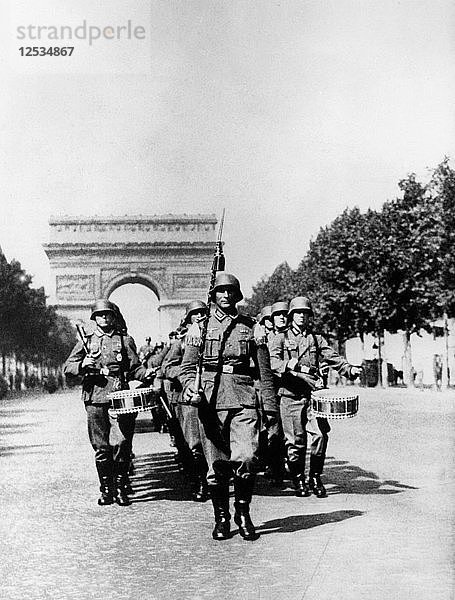 Deutsche Militärparade auf der Champs Elysees während der Besatzung  Paris  1940-1944. Künstler: Unbekannt